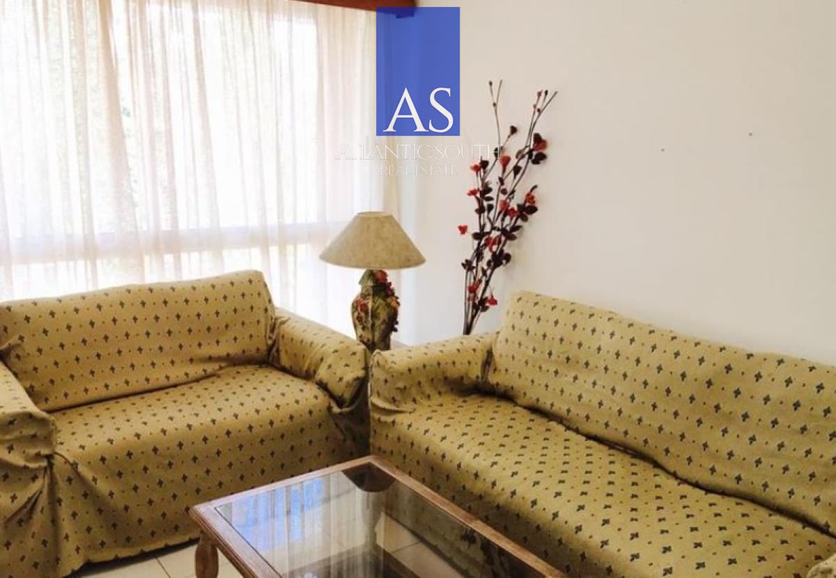 Apartamento de 3 dormitorios con parrillero y estufa a leña , Playa Mansa.