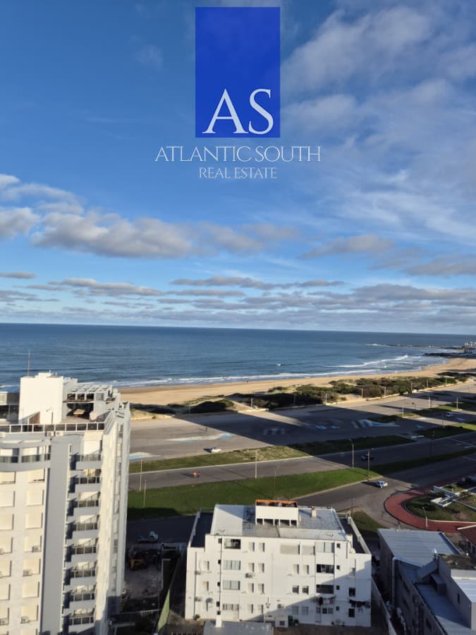 Apartamento de 2 dormitorios piso alto en Torre moderna con privilegiada ubicación espectacular vistas abiertas hacia todo Punta del Este.