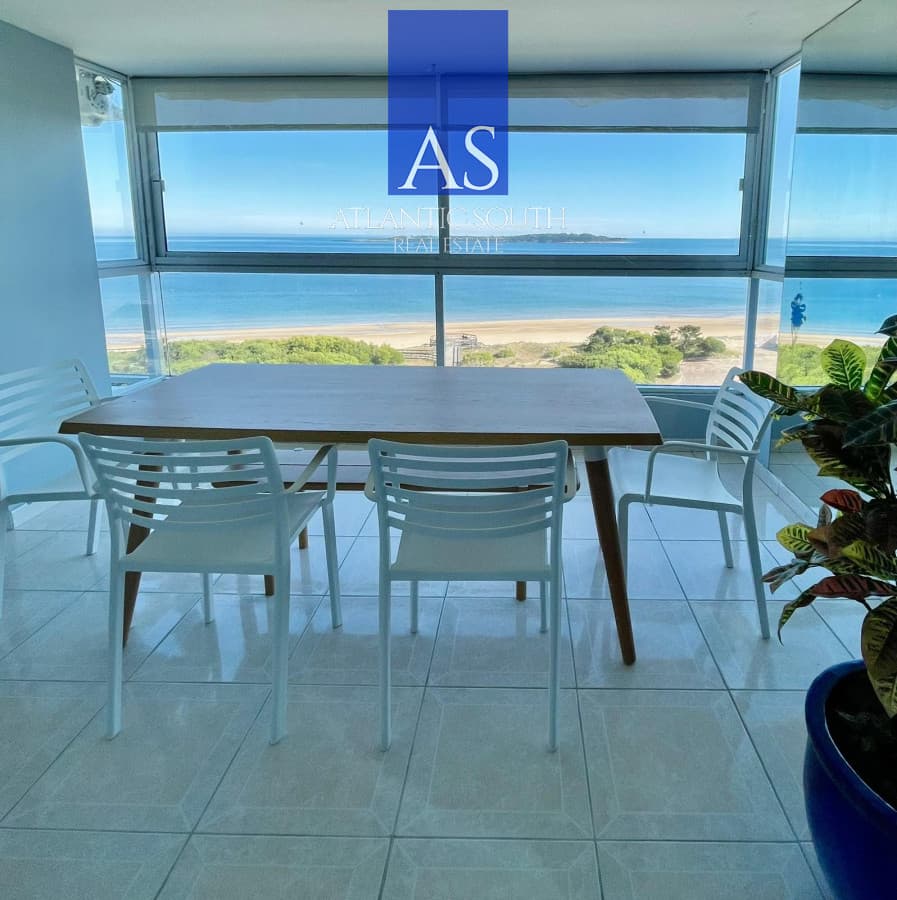 Apartamento de 4 dormitorios con parrillero en primera linea Playa Mansa