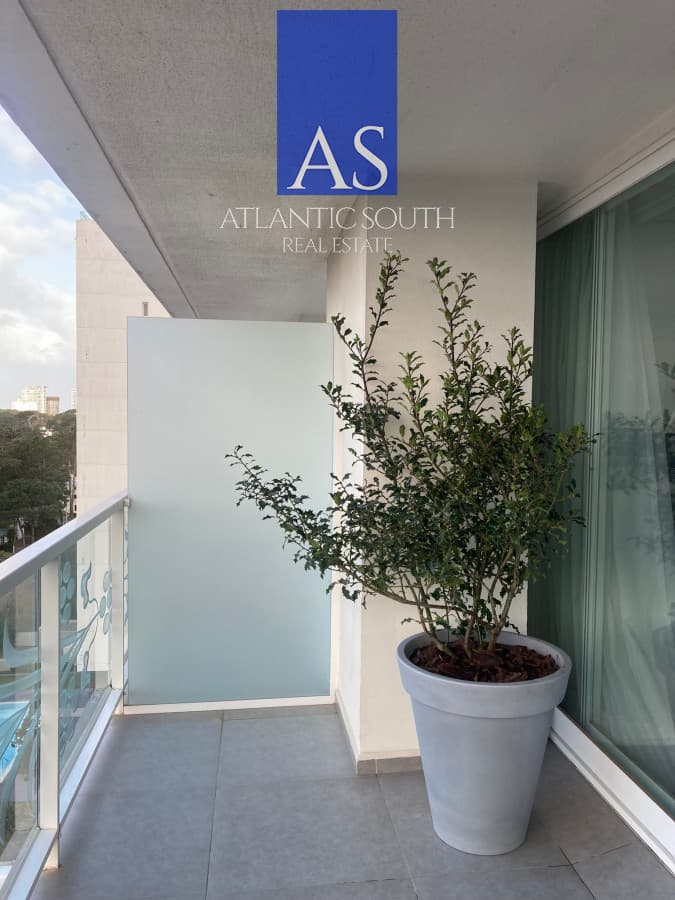 Apartamento en torre reconocida piso alto 2 dormitorios luminoso y moderno excelentes servicios Punta del Este