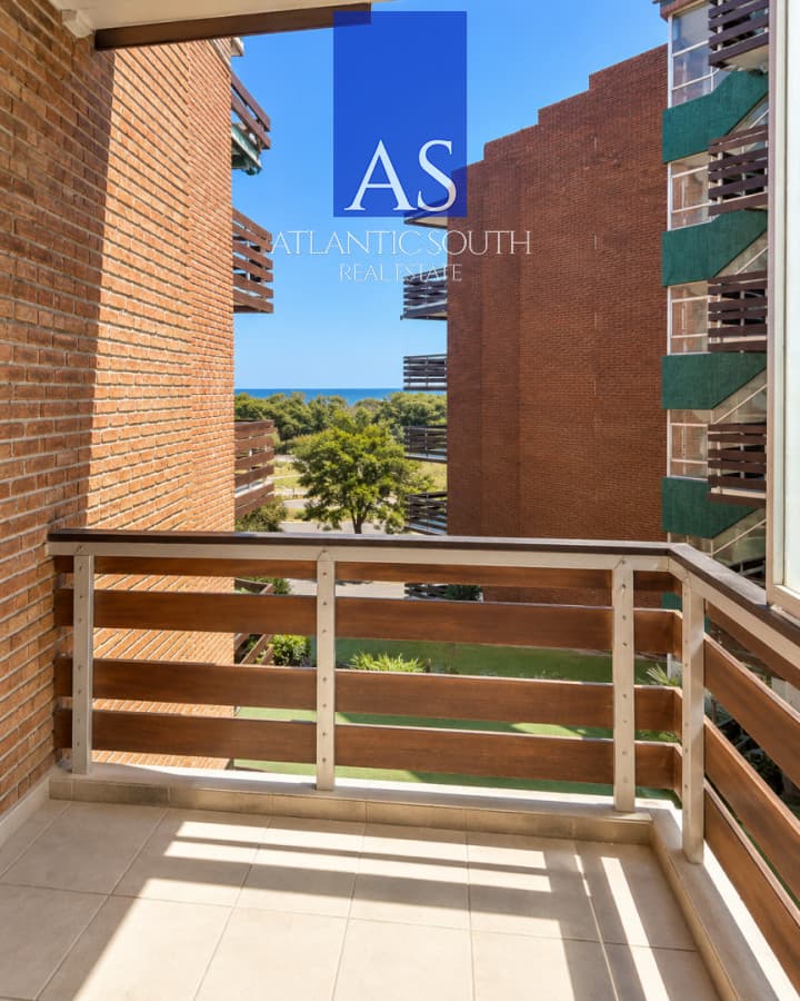 Apartamento 2 dormitorios frente al mar reciclado terraza y garage gastos bajos Playa Mansa Punta del Este