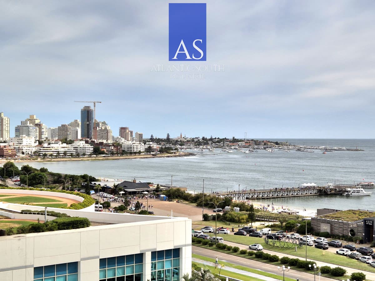 Apartamento a estrenar amoblado piso alto 1 dormitorio frente a Enjoy vista al mar terraza y garage Playa Mansa Punta del Este
