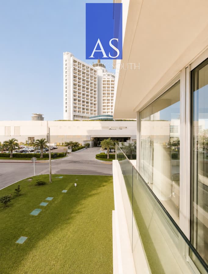 Apartamento moderno esquinero frente al Conrad 2 dormitorios garage vista parcial al mar Playa Mansa Punta del Este