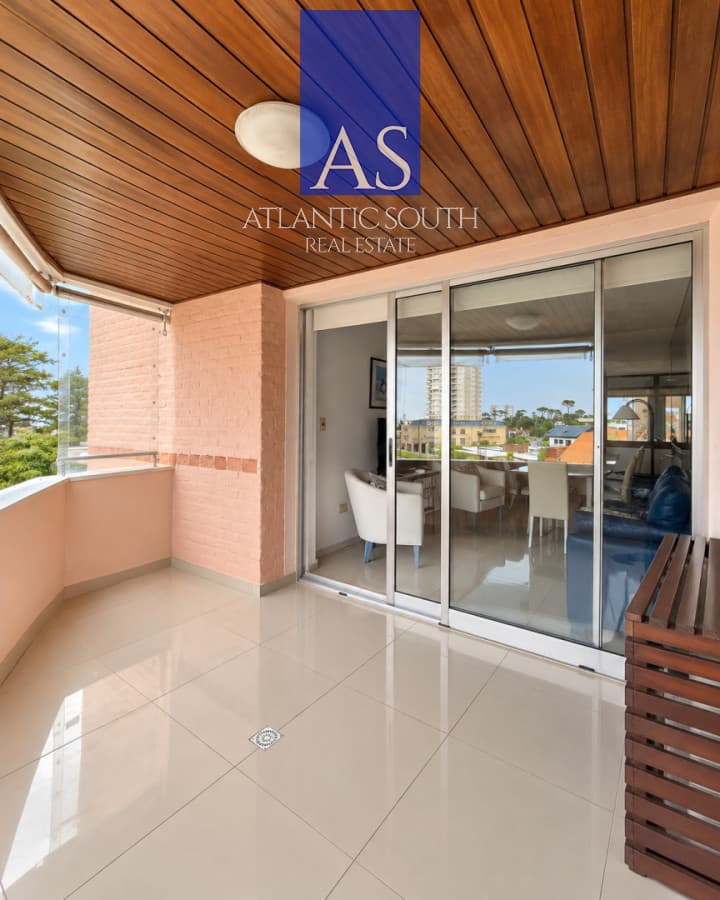 Apartamento de 2 dormitorios totalmente reciclado en Playa Mansa con garage y baulera