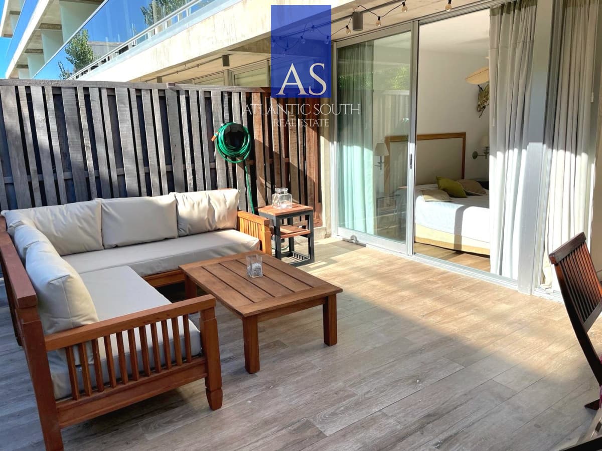 Apartamento a estrenar con patio jardín en Península piscina climatizada Punta del Este