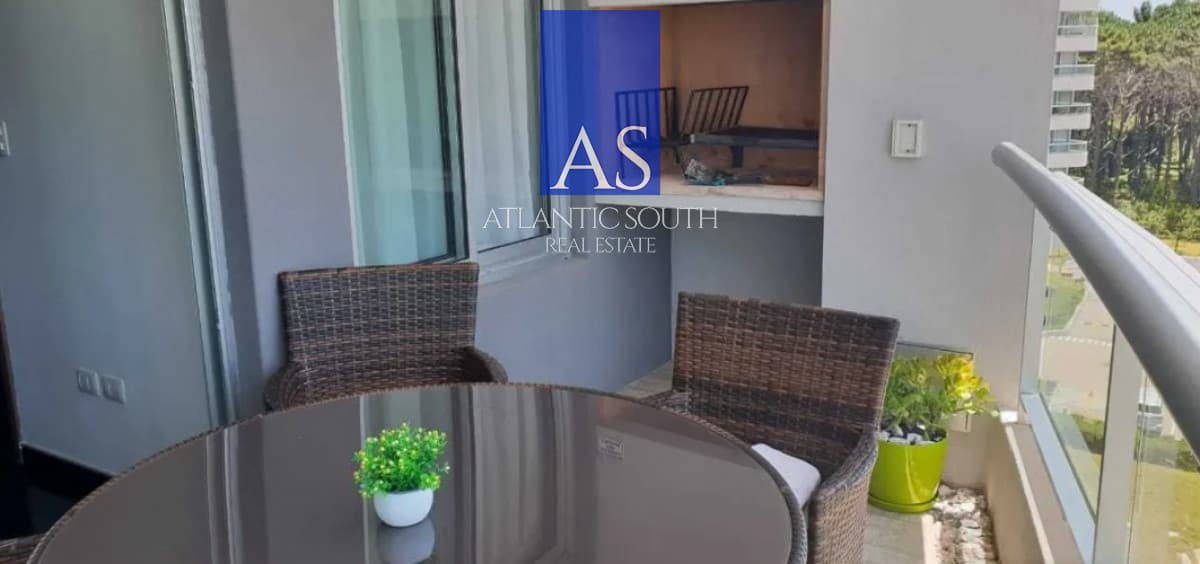 Apartamento de 3 dormitorios en torre de categoría. Brava, Punta del Este