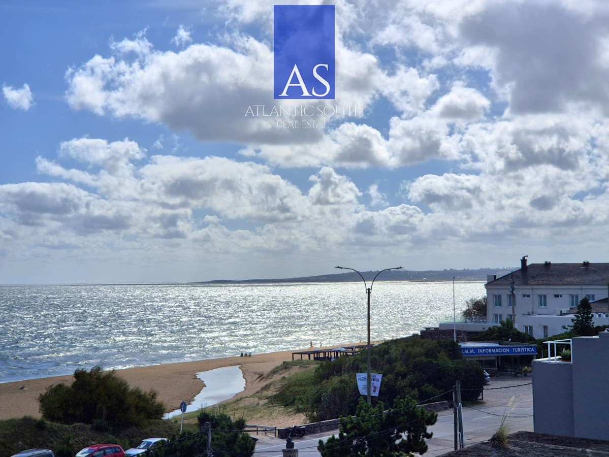 Apartamento venta  2 dormitorios terraza cochera primera linea Playa Mansa