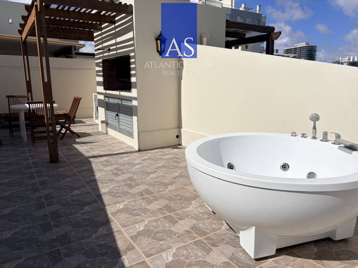 Penthouse monoambiente con terraza propia y vista al mar en playa mansa