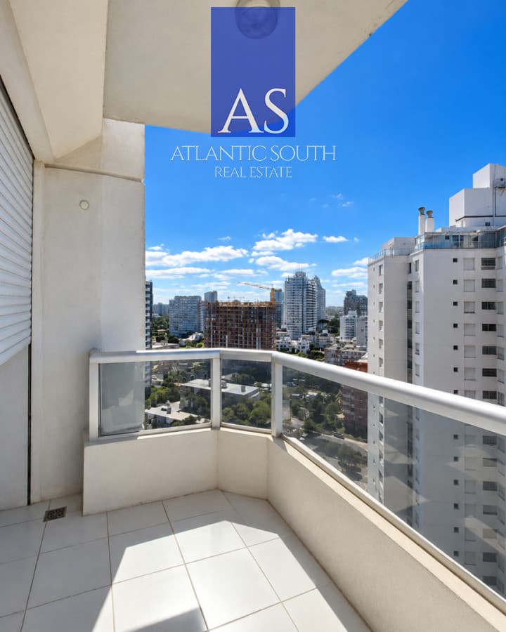 Apartamento 2 dormitorios + dependencia en piso alto con vista al mar - Playa Brava