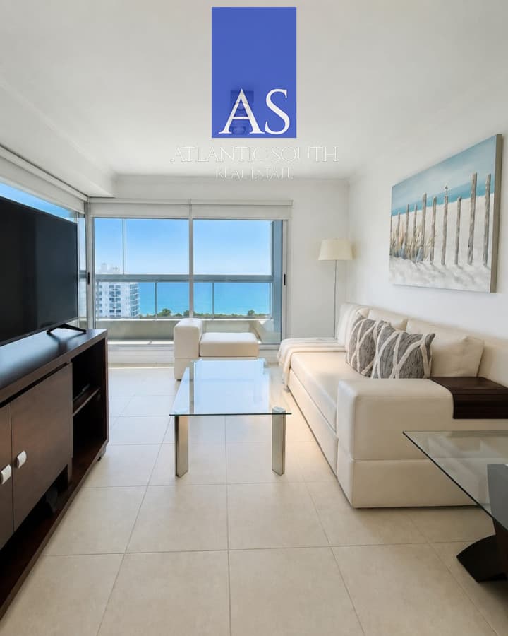 Apartamento con parrillero propio y vista al mar en alquiler temporal en Punta del Este