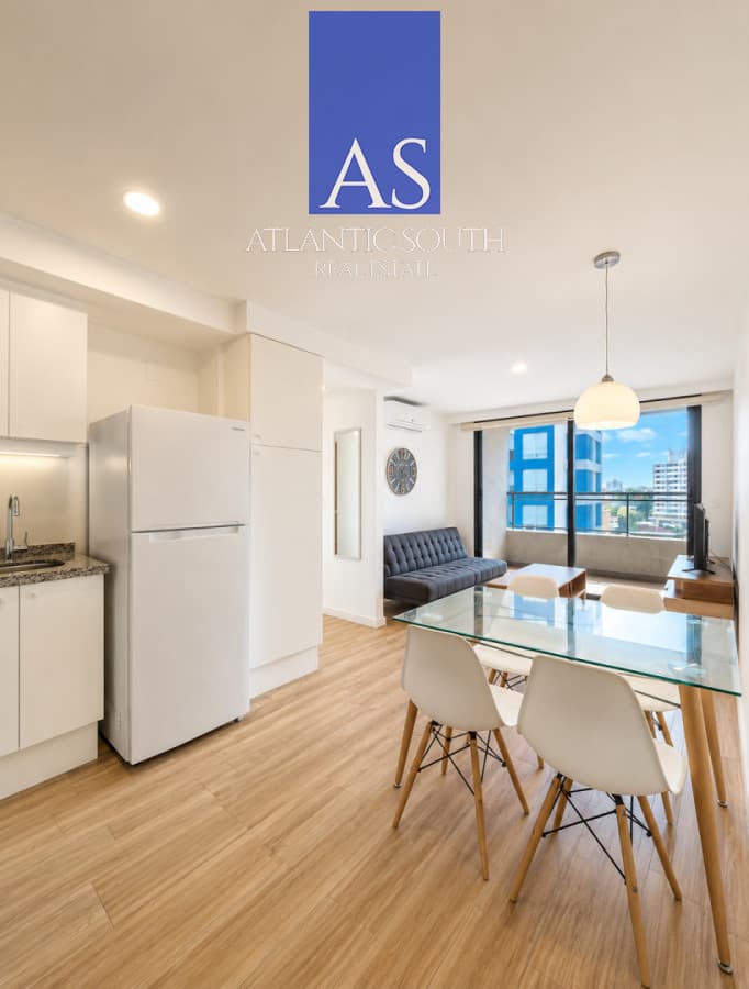 Moderno apartamento de 2 dormitorios en Torre con todos los servicios, a pasos del mar y delos principales atractivos de Punta del Este.Alquiler anual