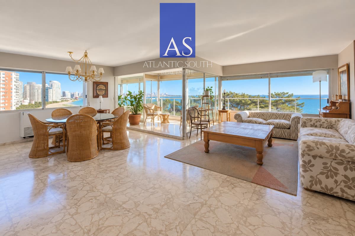 Planta de categoría 3 dormitorios+servicio frente al mar Playa Mansa Punta del Este