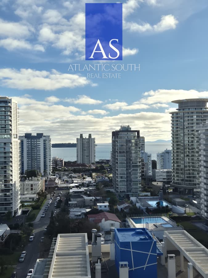 Apartamento de 2 dormitorios piso alto en Torre moderna con privilegiada ubicación espectacular vistas abiertas hacia todo Punta del Este.