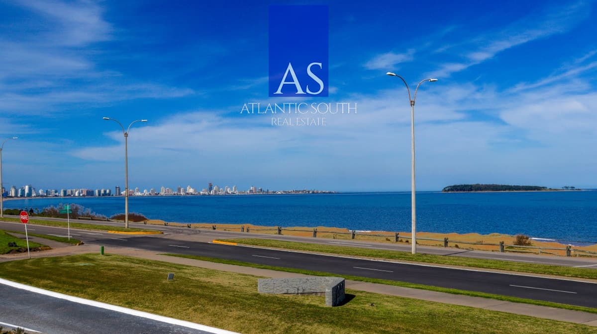 Apartamento moderno de categoría 3 dormitorios+dependencia completa en primera linea al mar en Playa Mansa Pinares Punta del Este