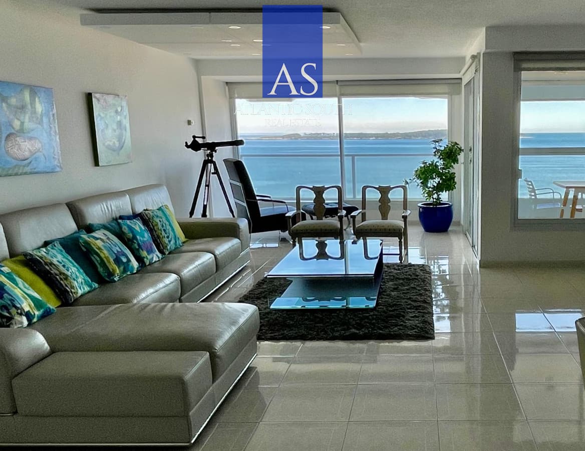 Apartamento de 4 dormitorios con parrillero en primera linea Playa Mansa