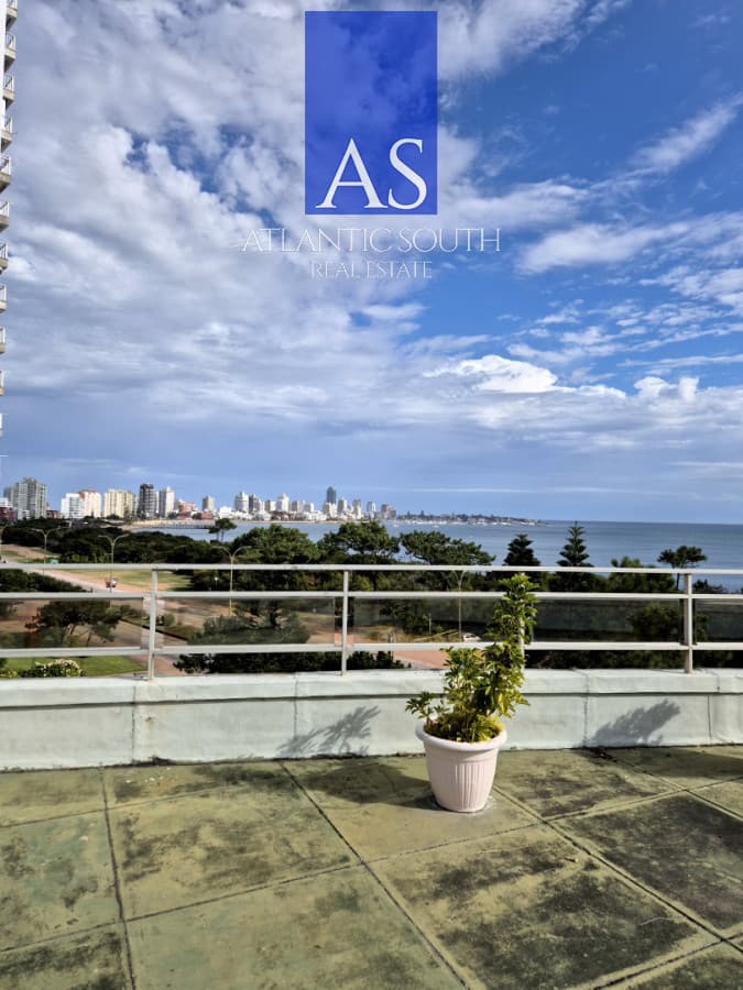 Apartamento reciclado frente al mar Playa Mansa 3 dormitorios terraza con barbacoa uso exclusivo y vista el mar Punta del Este