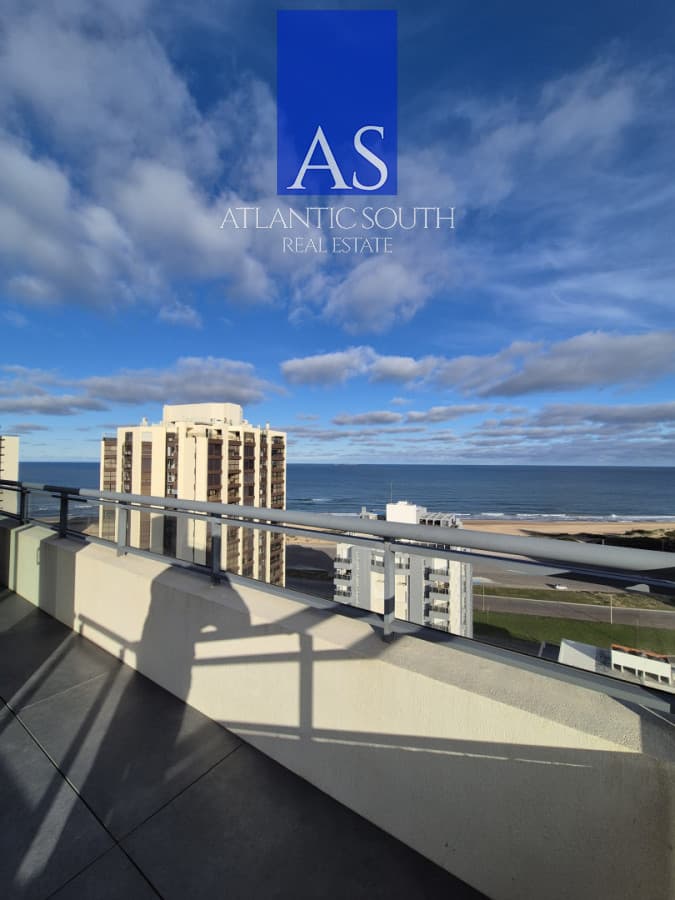 Apartamento de 2 dormitorios piso alto en Torre moderna con privilegiada ubicación espectacular vistas abiertas hacia todo Punta del Este.
