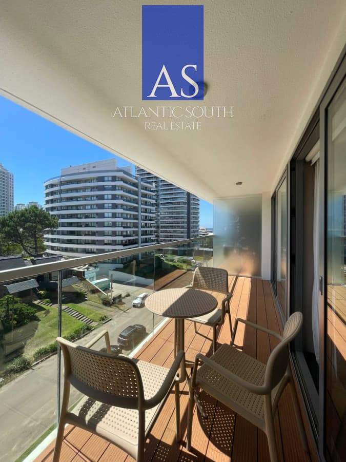 Oportunidad 1 dormitorio y medio con vista, balcón y servicios en Aidy Grill Punta del Este