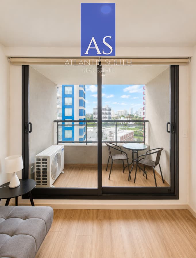 Moderno apartamento de 2 dormitorios en Torre con todos los servicios, a pasos del mar y delos principales atractivos de Punta del Este.Alquiler anual