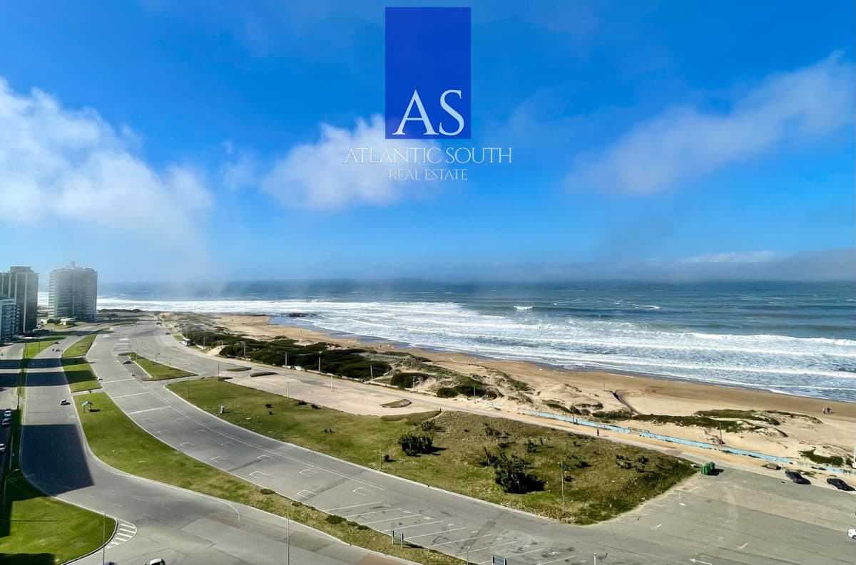 Apartamento de 3 dormitorios mas servicio primera linea playa brava