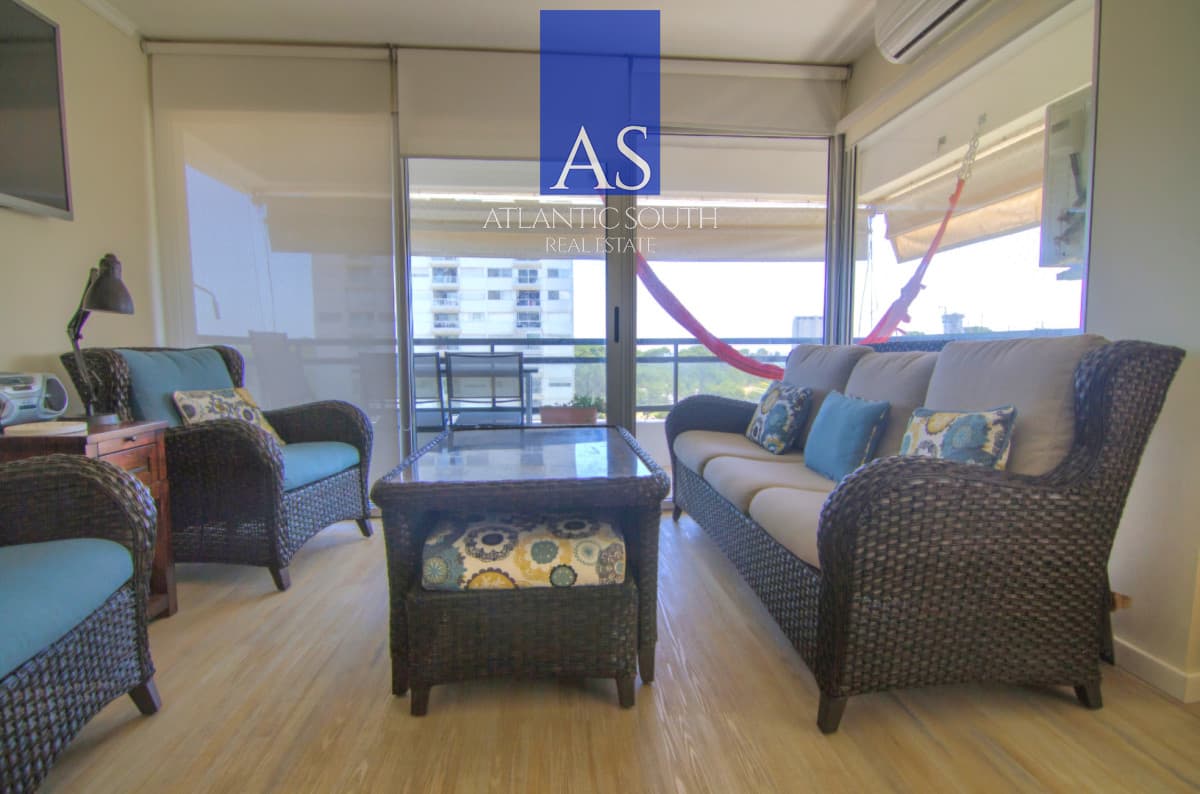 Apartamento moderno y soleado 3 dormitorios vista al mar con servicios Punta del Este