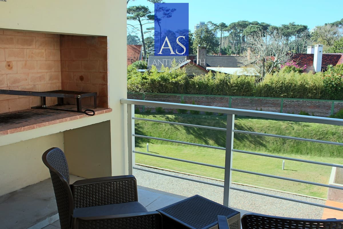 Apartamento moderno 1 dormitorio con parrillero propio terraza garage Playa Mansa a metros del mar Punta del Este