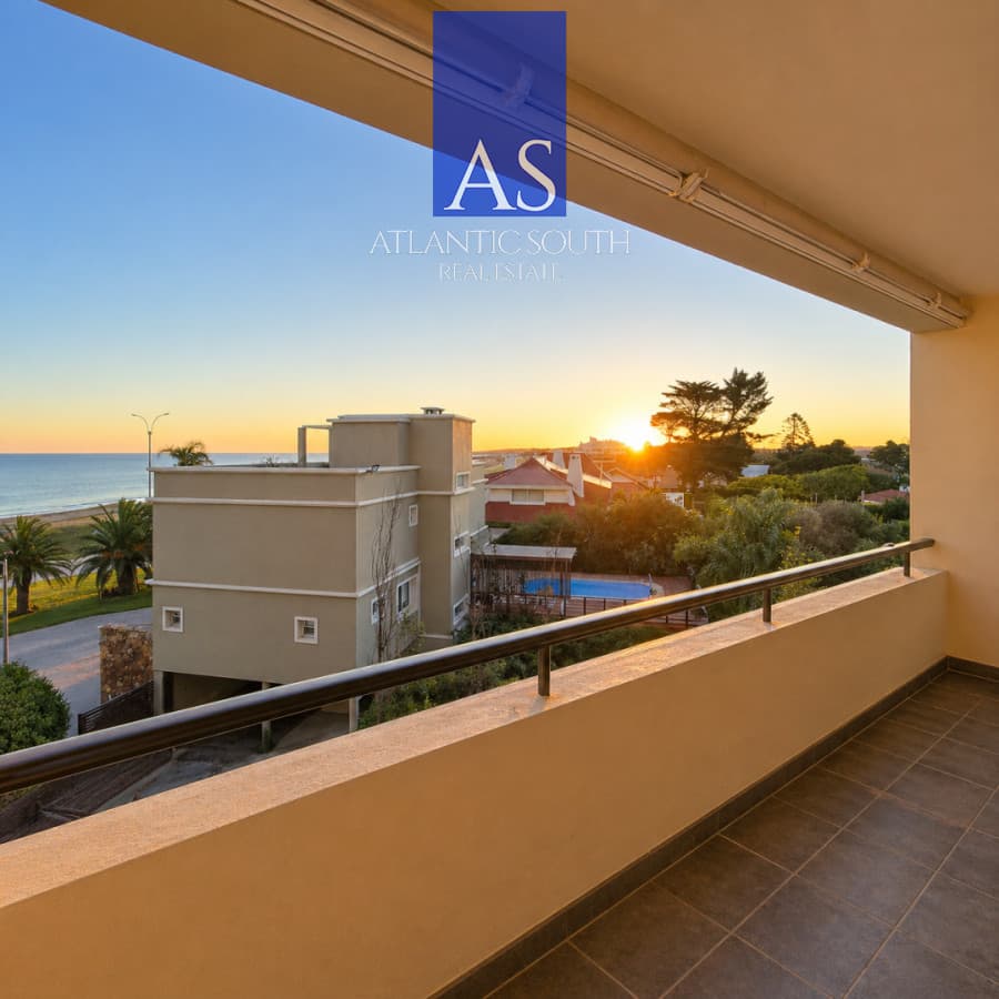 Apartamento de 3 Dormitorios con Vista Parcial al Mar en Playa Mansa - Pinares