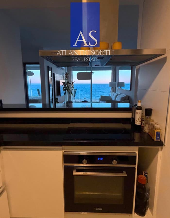 Apartamento moderno con vista al mar de 2 dormitorios primera línea Playa Mansa con servicios