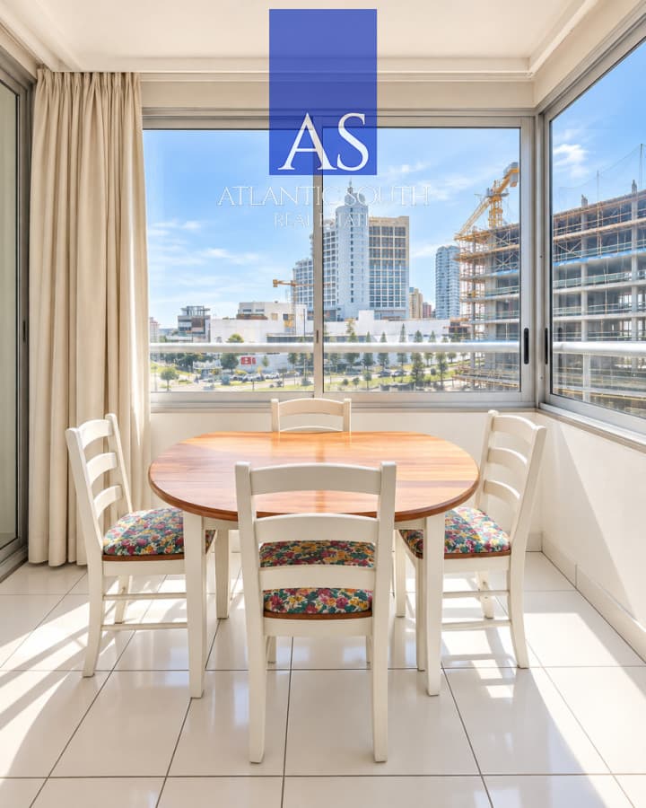 Apartamento de 2 dormitorios con garage en zona Conrad Punta del Este