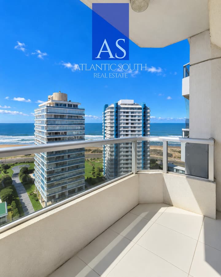 Apartamento 2 dormitorios + dependencia en piso alto con vista al mar - Playa Brava