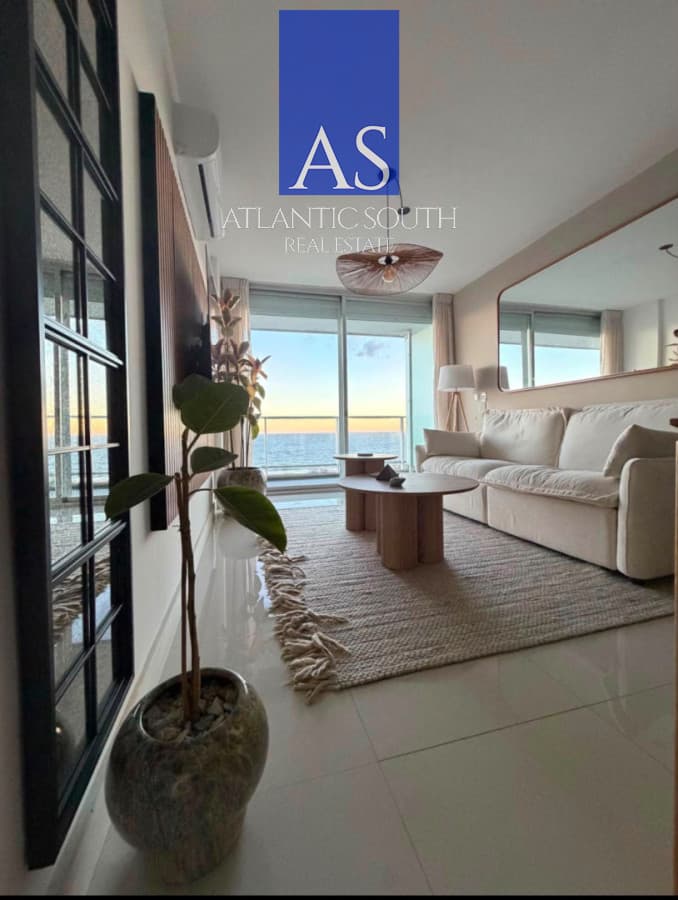 Apartamento moderno con vista al mar de 2 dormitorios primera línea Playa Mansa con servicios