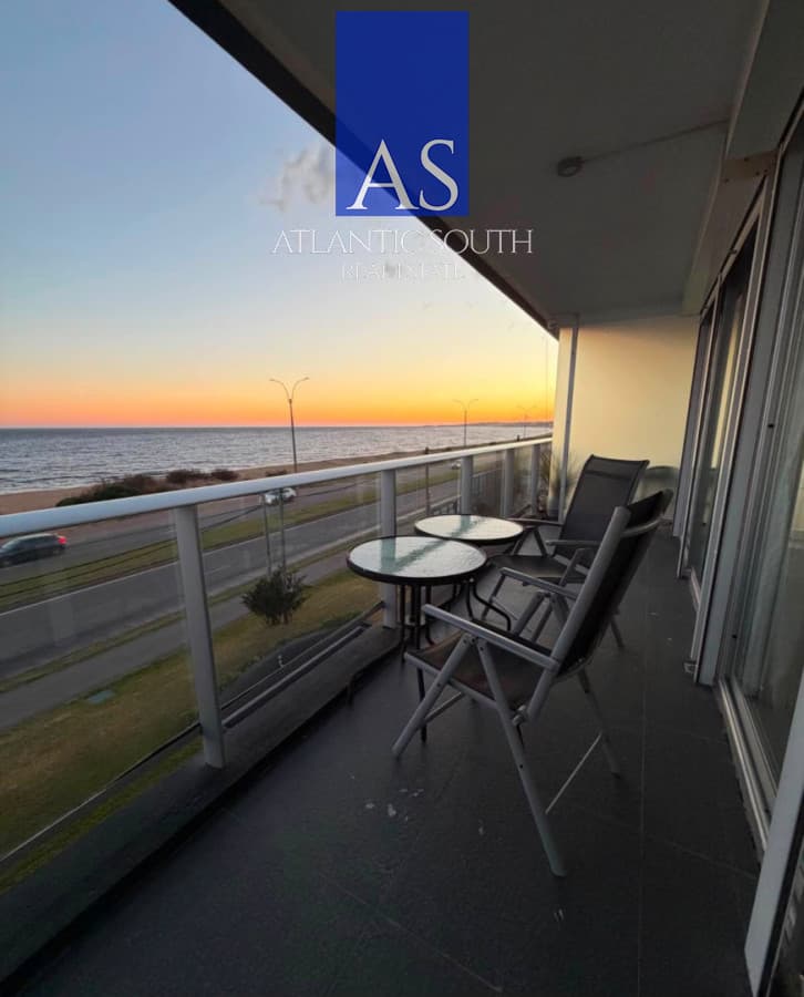 Apartamento moderno con vista al mar de 2 dormitorios primera línea Playa Mansa con servicios
