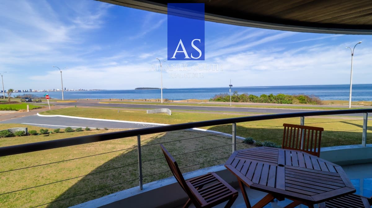 Apartamento moderno de categoría 3 dormitorios+dependencia completa en primera linea al mar en Playa Mansa Pinares Punta del Este