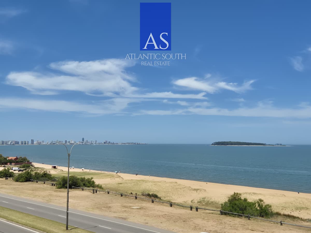 Penthouse apartamento 2 dormitorios frente al mar con azotea de uso exclusivo garage primera línea Playa Mansa Pinares Punta del Este