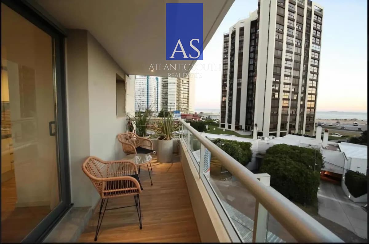 Apartamento de 2 dormitorios con garaje en venta en Punta del Este