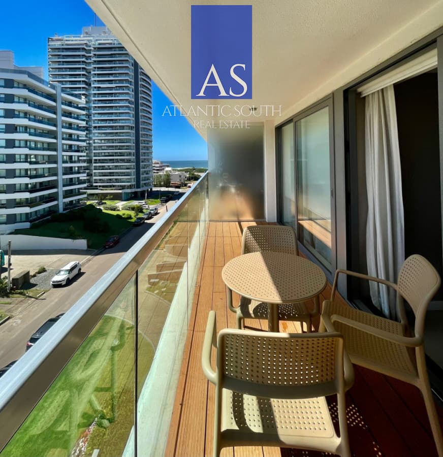 Oportunidad 1 dormitorio y medio con vista, balcón y servicios en Aidy Grill Punta del Este
