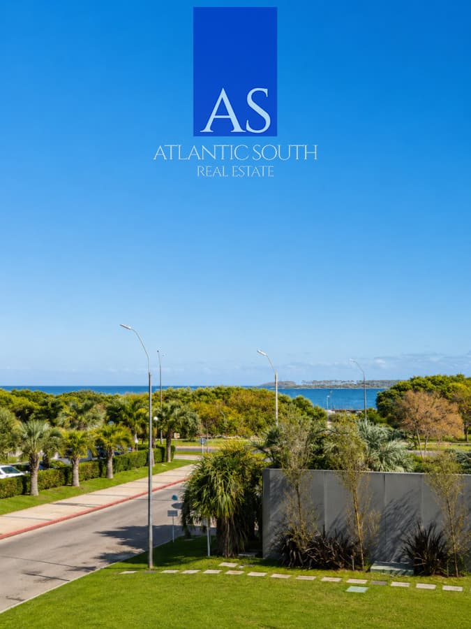 Apartamento moderno esquinero frente al Conrad 2 dormitorios garage vista parcial al mar Playa Mansa Punta del Este
