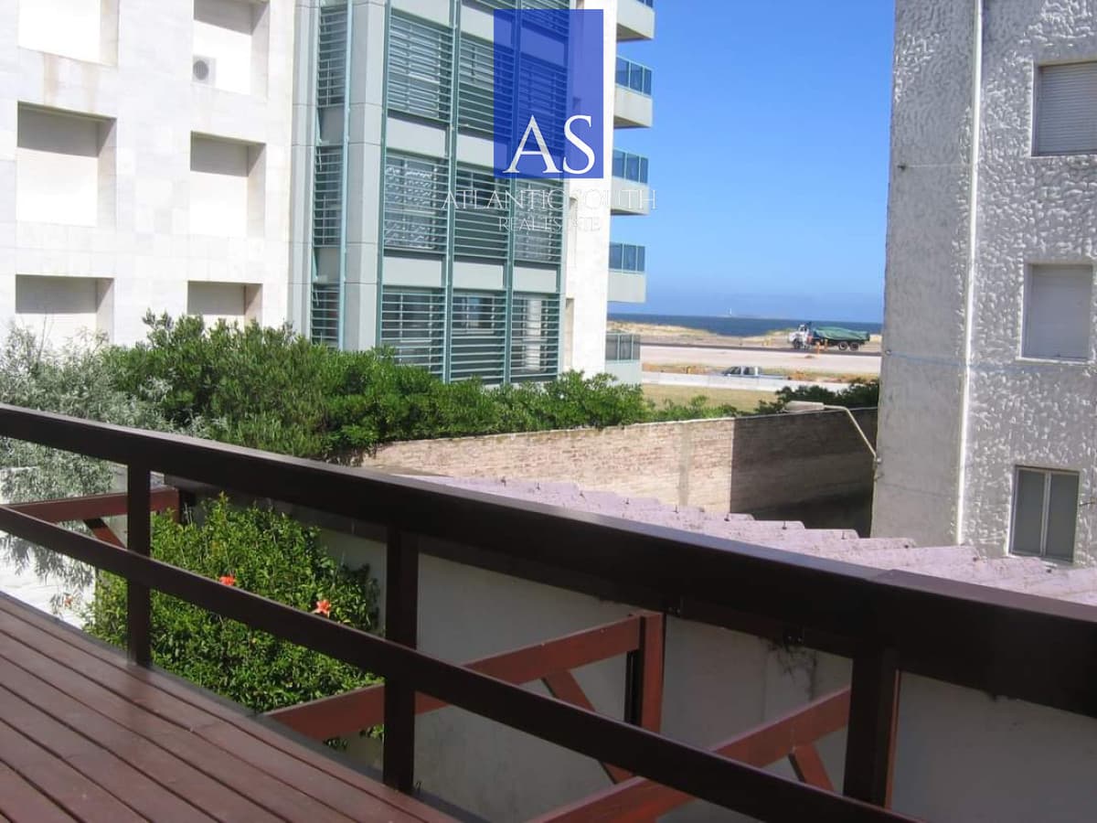 Apartamento de 3 dormitorios estufa a leña y parrillero propio próximo al mar Playa Brava