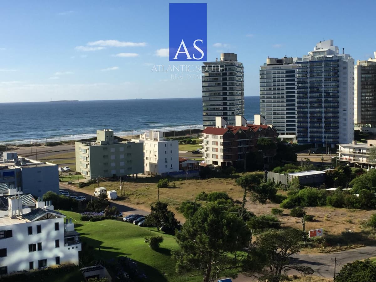 Apartamento 2 domritorios moderno en piso alto con excelentes servicios Playa Brava Punta del Este