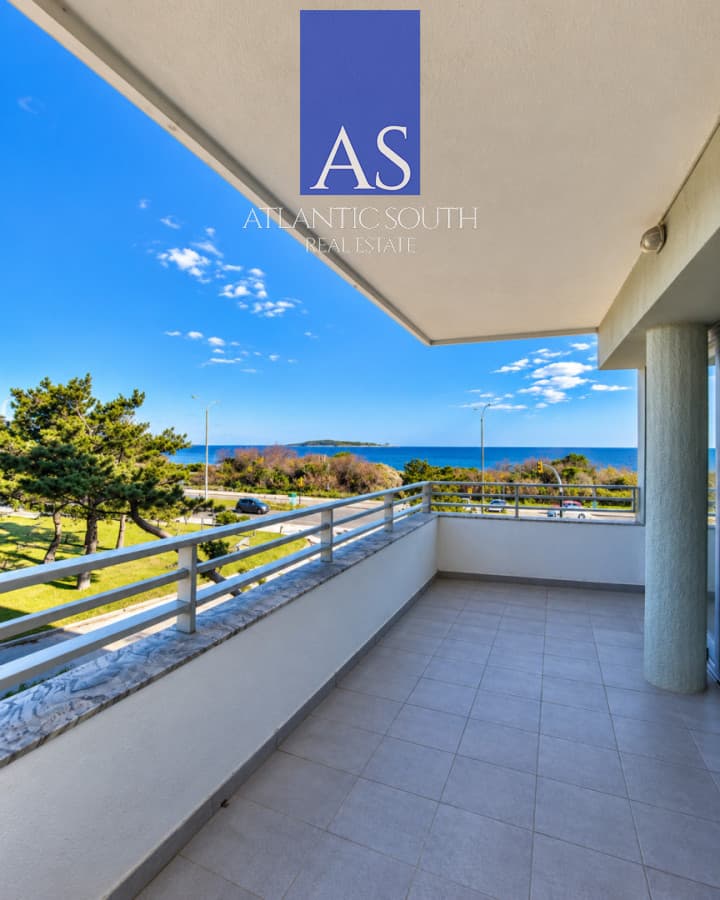 Apartamento de 4 dormitorios con vista al mar cochera Playa Mansa Punta del Este