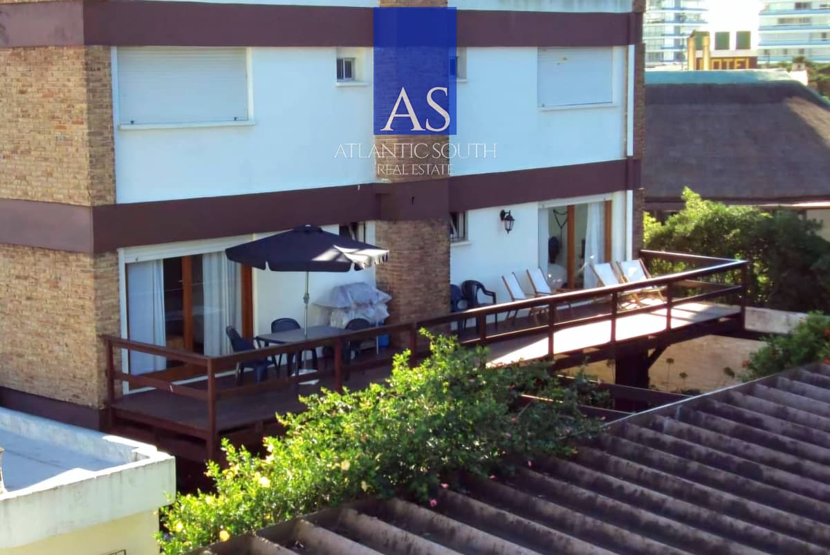 Apartamento de 3 dormitorios estufa a leña y parrillero propio próximo al mar Playa Brava
