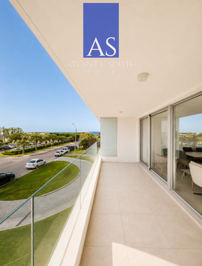 Apartamento moderno esquinero frente al Conrad 2 dormitorios garage vista parcial al mar Playa Mansa Punta del Este
