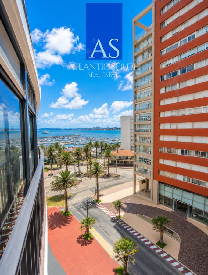 Apartamento reciclado con vista al mar a pasos del Puerto de Punta del Este