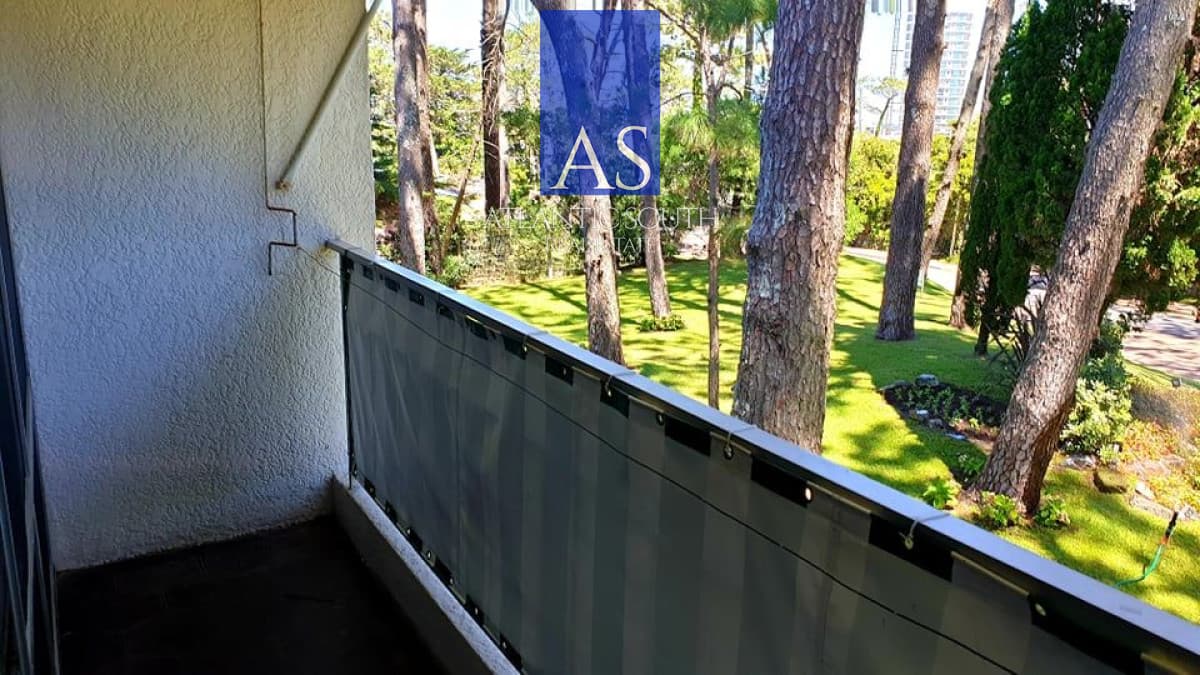 Apartamento amoblado de 1 dormitorio con terraza y piscina en Playa Mansa, Punta del Este