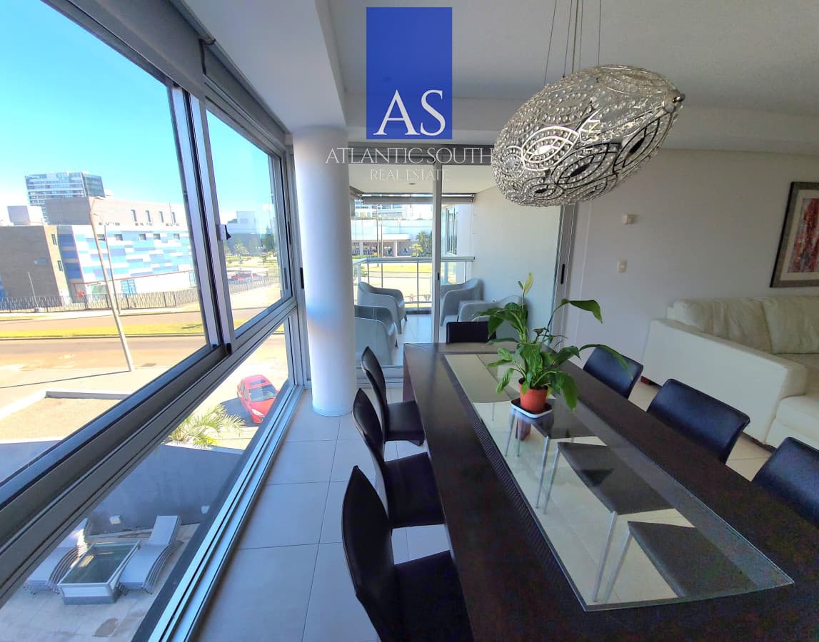Apartamento de 3 dormitorios 2 baños cochera en Playa Mansa