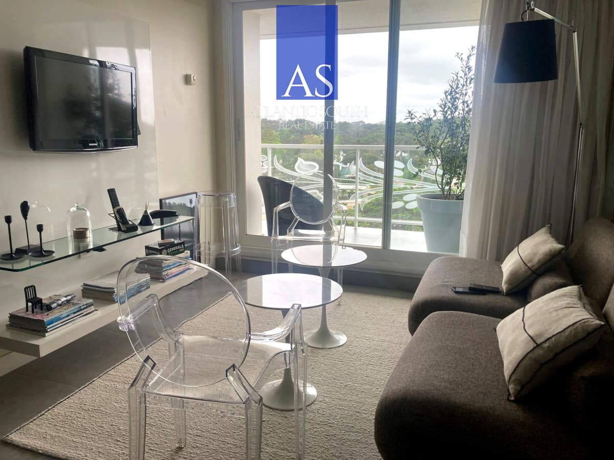 Apartamento en torre reconocida piso alto 2 dormitorios luminoso y moderno excelentes servicios Punta del Este
