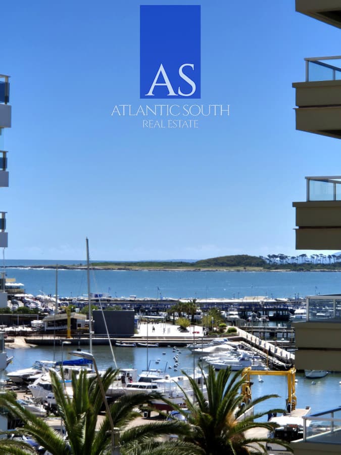 Apartamento 2 dormitorios con vista parcial al mar a metros del Puerto Punta del Este