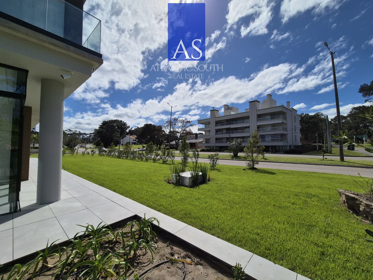 Apartamento tipo casa de 2 dormitorios a estrenar con gran terraza y jardín Playa Mansa Punta del Este