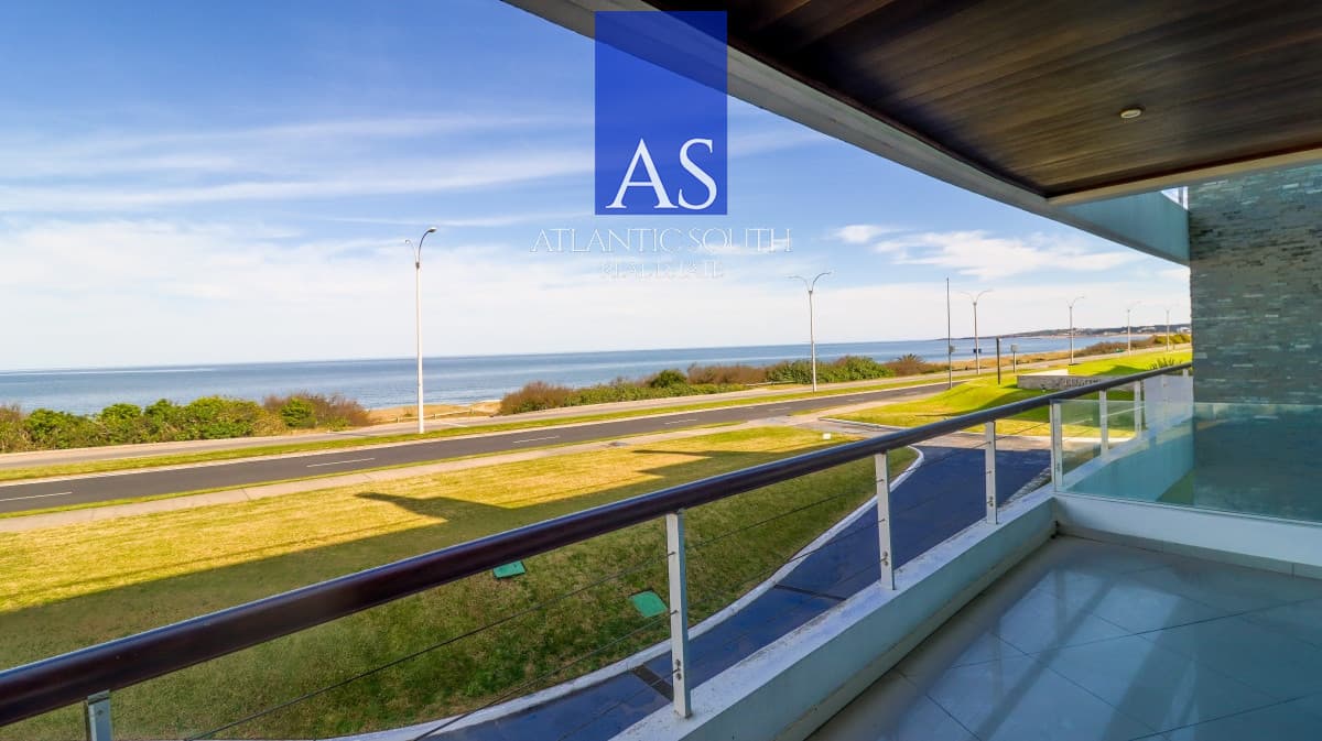 Apartamento moderno de categoría 3 dormitorios+dependencia completa en primera linea al mar en Playa Mansa Pinares Punta del Este