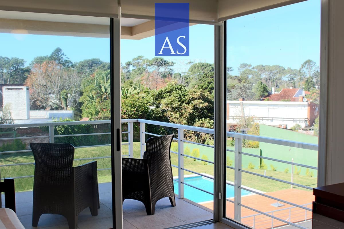 Apartamento moderno 1 dormitorio con parrillero propio terraza garage Playa Mansa a metros del mar Punta del Este